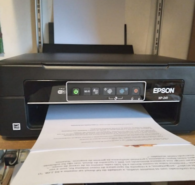 Foto de uma impressora imprimindo um documento