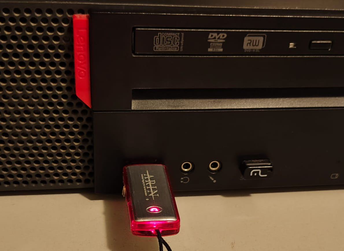 Foto de um pendrive inserido numa porta USB do computador