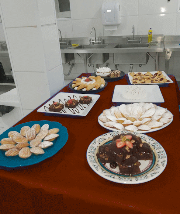 Foto de mesa com vários pratos de doces
